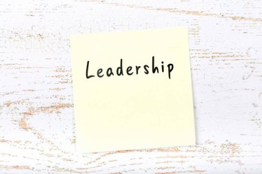 El yazısıyla aldığınız iletiyle sarı yapışkan not