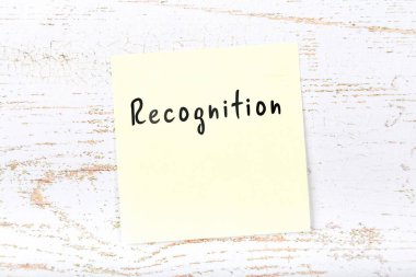 El yazısıyla aldığınız iletiyle sarı yapışkan not