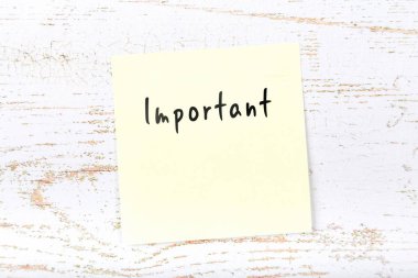 El yazısıyla aldığınız iletiyle sarı yapışkan not