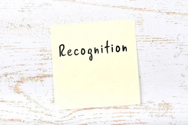 El yazısıyla aldığınız iletiyle sarı yapışkan not