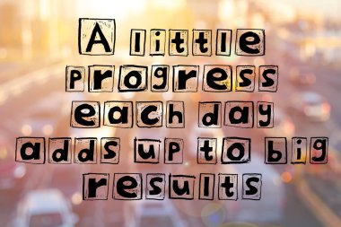 Bilge motivasyonel teklif. Sunset Bulvarında bir arka plan bulanık trafikte