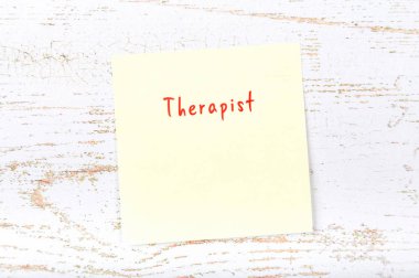 El yazısıyla yazılan kelime ile sarı yapışkan not