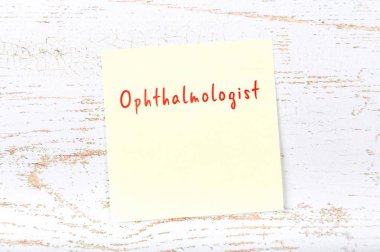 El yazısıyla yazılan kelime ile sarı yapışkan not