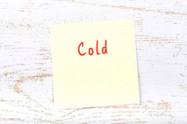 El yazısıyla yazılan kelime ile sarı yapışkan not