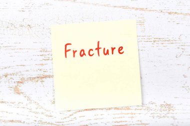 El yazısıyla yazılan kelime ile sarı yapışkan not