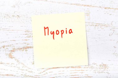 El yazısıyla yazılan kelime ile sarı yapışkan not