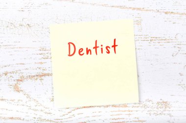 El yazısıyla yazılan kelime ile sarı yapışkan not