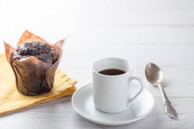 Bir fincan kahve ile çikolatalı kek kek üzerine ahşap masa