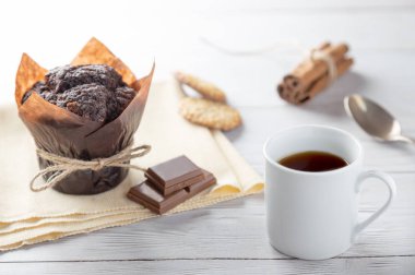 Ev yapımı kek kek, çikolata ve tarçın tahta masada kahve fincan