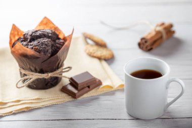 Ev yapımı kek kek, çikolata ve tarçın tahta masada kahve fincan