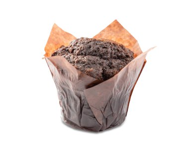 Beyaz bir arka planda izole edilmiş çikolatalı kek.