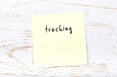 El yazısıyla yazılan metinle sarı yapışkan not