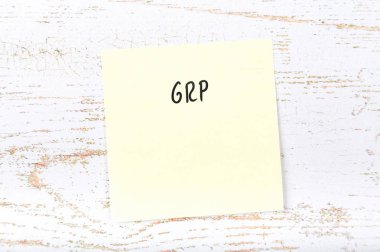 El yazısıyla yazılan metinle sarı yapışkan not