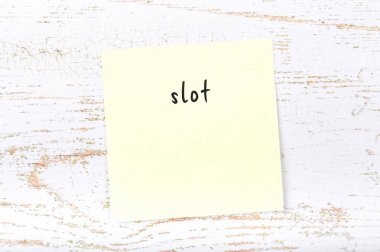 El yazısı terimi ile ahşap masa üzerinde sarı yapışkan not 