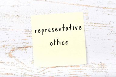 El yazısı terimi ile ahşap masa üzerinde sarı yapışkan not 