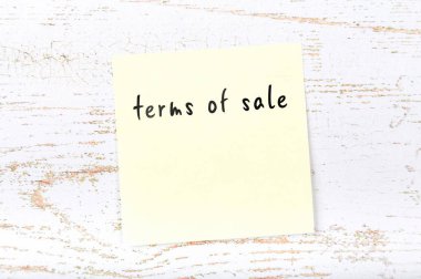 El yazısı terimi ile ahşap masa üzerinde sarı yapışkan not 