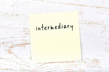 El yazısı terimi ile ahşap masa üzerinde sarı yapışkan not 