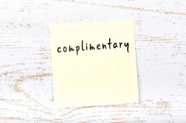 El yazısıyla aldığınız iletiyle sarı yapışkan not 