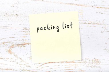 El yazısıyla aldığınız iletiyle sarı yapışkan not 