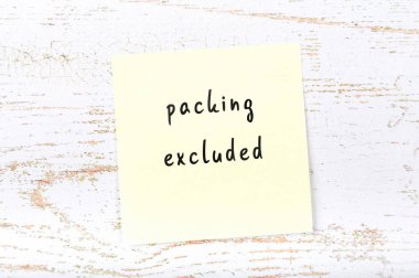 El yazısıyla aldığınız iletiyle sarı yapışkan not 