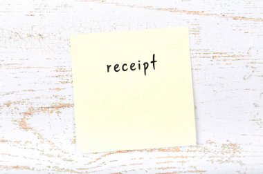 El yazısıyla aldığınız iletiyle sarı yapışkan not 