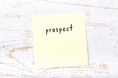 El yazısıyla aldığınız iletiyle sarı yapışkan not 