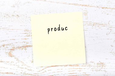 El yazısıyla aldığınız iletiyle sarı yapışkan not 