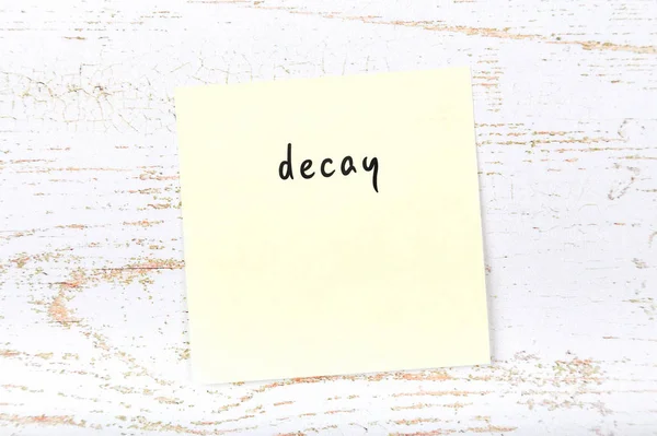 El yazısıyla yazılan metinle sarı yapışkan not