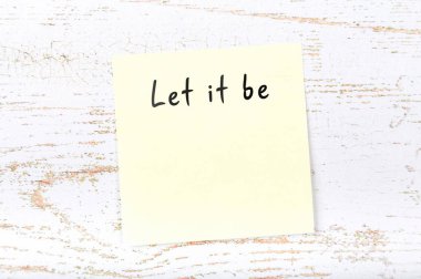 Üzerinde sarı yapışkan not el yazısıyla yazılmış kısa motivasyonel teklif 