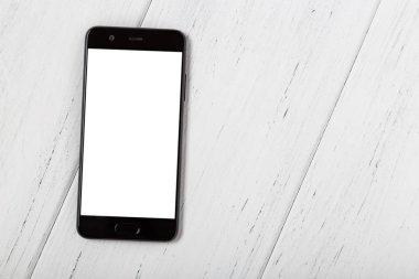 Smartphone ile ahşap arka plan üzerinde boş perde. Kopya alanı.