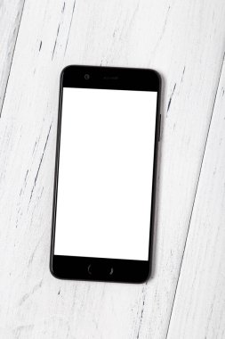 Smartphone ile ahşap arka plan üzerinde boş perde. Mockup.