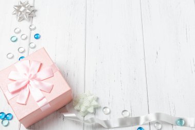 Düz hediye kutusu ve dekorasyon ahşap masa üzerinde yatıyordu. Kopya alanı