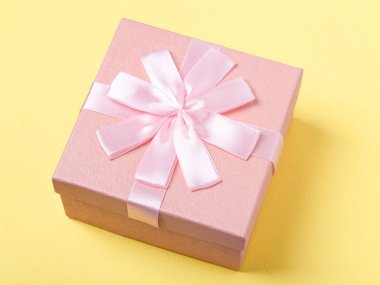 Pembe hediye kutusu kutu sarı zemin üzerine ile