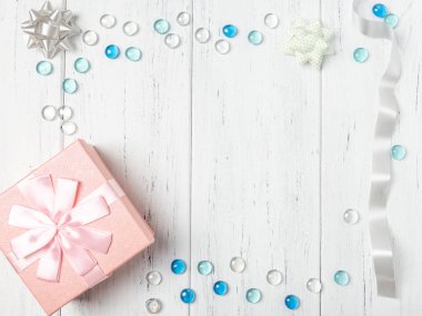 Düz hediye kutusu ve dekorasyon ahşap masa üzerinde yatıyordu. Kopya alanı