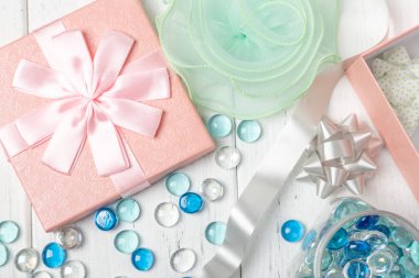 Düz yay ve romantik süslemeleri ile pembe Hediyelik kutu lay