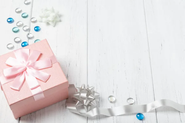 Colocación plana de caja de regalo y decoraciones en mesa de madera. Copiar espacio — Foto de Stock