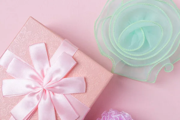 Caja de regalo rosa y lazos. Concepto de regalo romántico — Foto de Stock