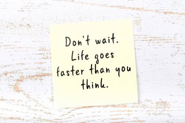 Pozitif Inspiring alıntı ahşap arka plan üzerinde yapışkan notu üzerinde el yazısı