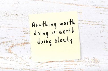 Pozitif Inspiring alıntı ahşap arka plan üzerinde yapışkan notu üzerinde el yazısı