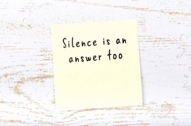 Pozitif Inspiring alıntı ahşap arka plan üzerinde yapışkan notu üzerinde el yazısı