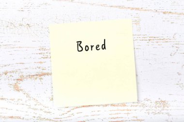 El yazısıyla yazılan kelime bıkkın ile sarı yapışkan not