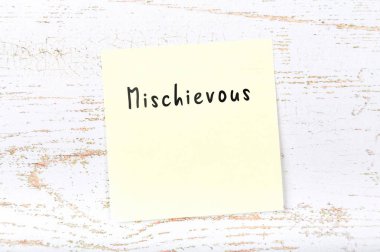 El yazısıyla yazılan kelime yaramaz ile sarı yapışkan not