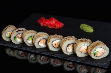 sushi set siyah arka plan üzerine rulo