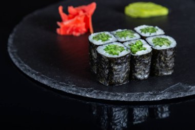 sushi set siyah arka plan üzerine rulo