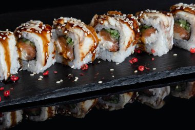 Suşi kümesi siyah taş Resepsiyon arka plan üzerinde rulo