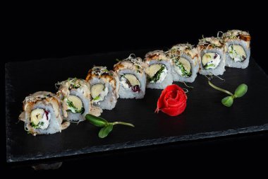 Suşi kümesi siyah taş Resepsiyon arka plan üzerinde rulo