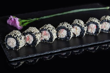 Suşi kümesi siyah taş Resepsiyon arka plan üzerinde rulo