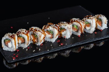 Suşi kümesi siyah taş Resepsiyon arka plan üzerinde rulo