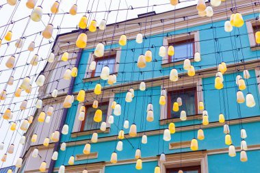 Tatil cadde süslemeleri. Turuncu fenerler ve arka planda buidling cephe