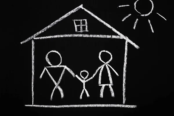 Krita ritning av en familj i ett hus. Egendom eller inteckning koncept — Stockfoto